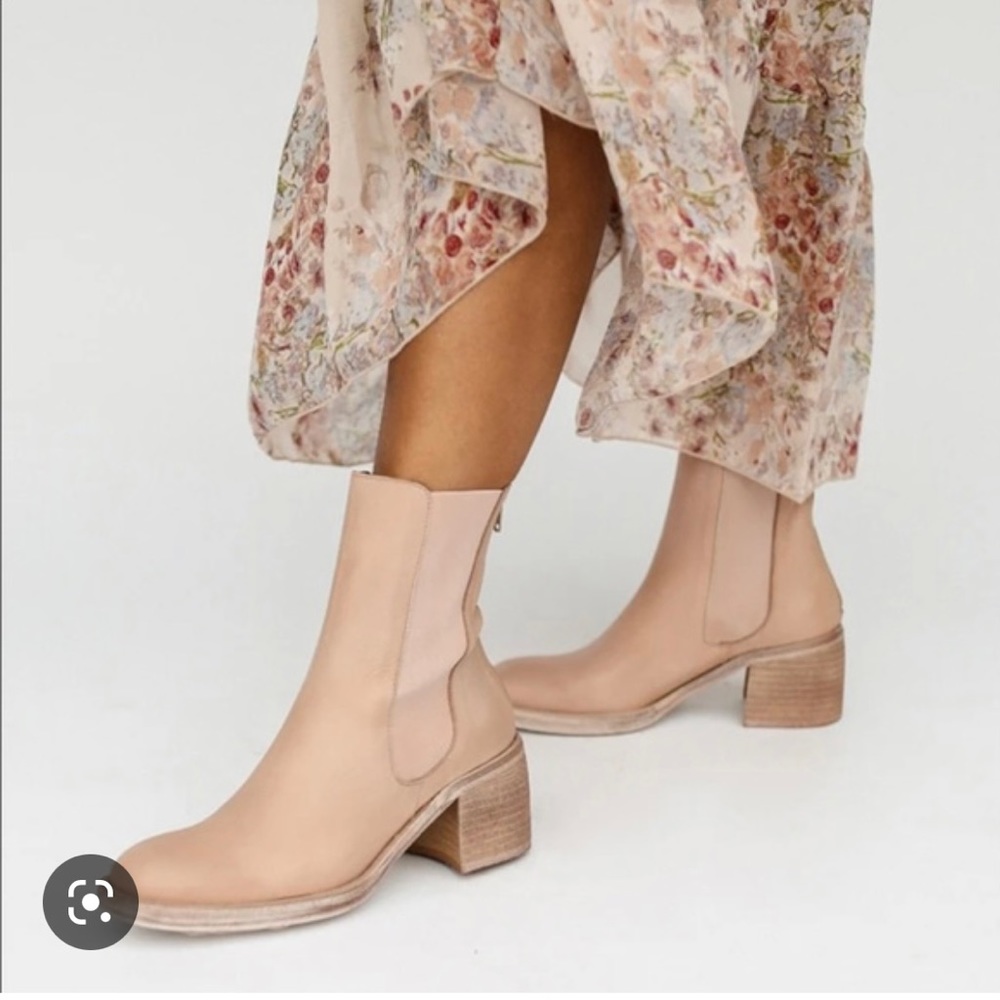 NWOB Free People Essential Chelsea Boot, 41